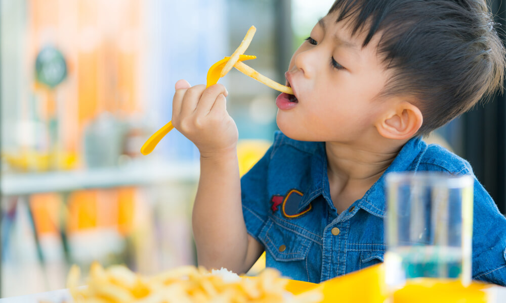 nausea-e-mal-di-pancia-dopo-aver-fatto-il-pieno-di-snack-cosa-fare-quando-i-bimbi-hanno-acetone-1-biochetasi